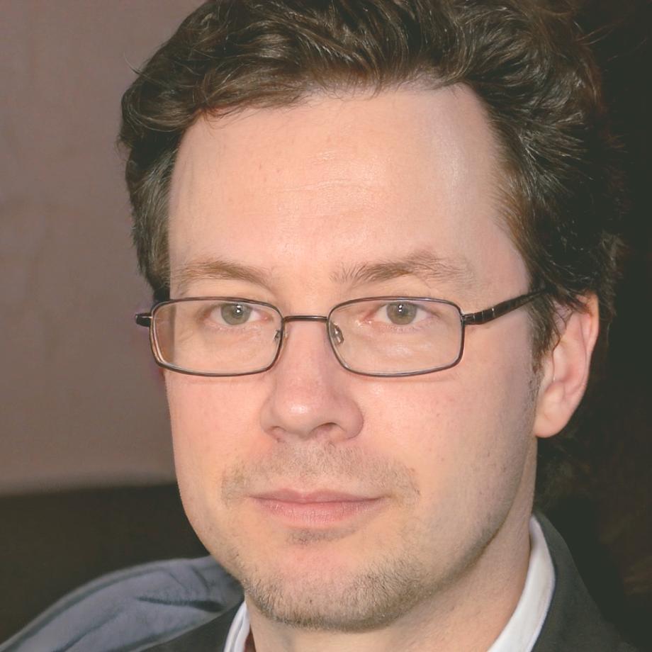 Portrait de Dimitri Vannesques, analyste financier senior